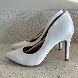 Womens 6.5 White pumps (NEW)